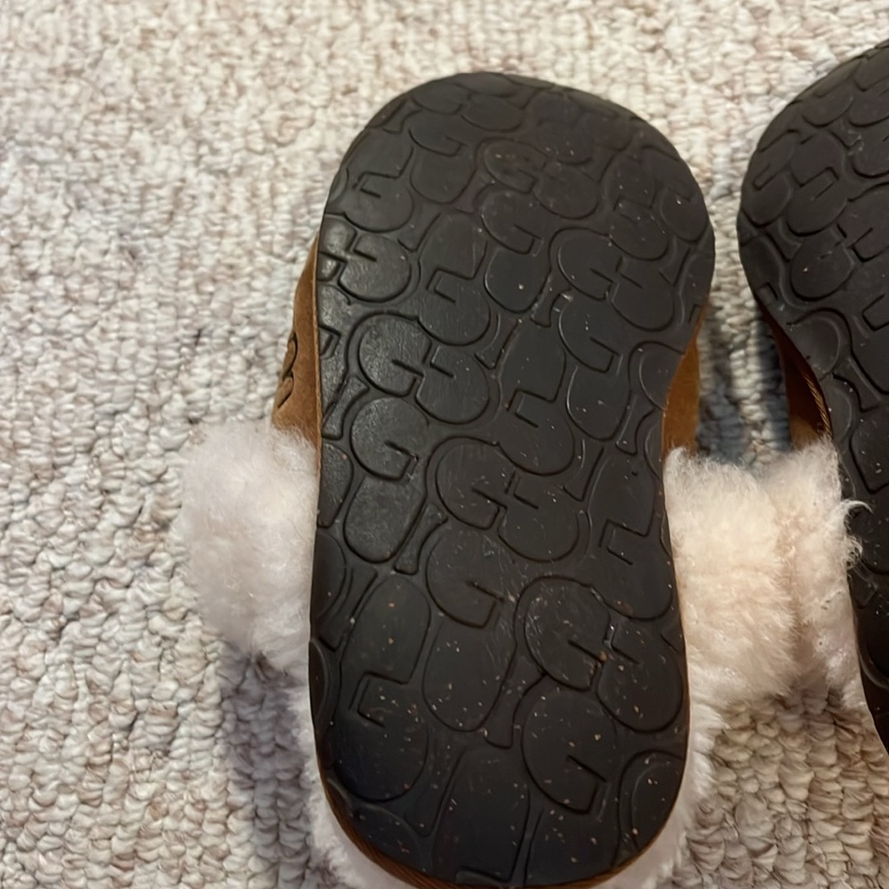 UGG Women's Tan Sheepskin Size 9 Slippers - Picture 8 of 8